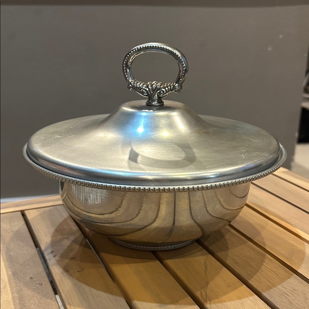 Vgt BW Buenilum covered aluminum serving dish with lid.